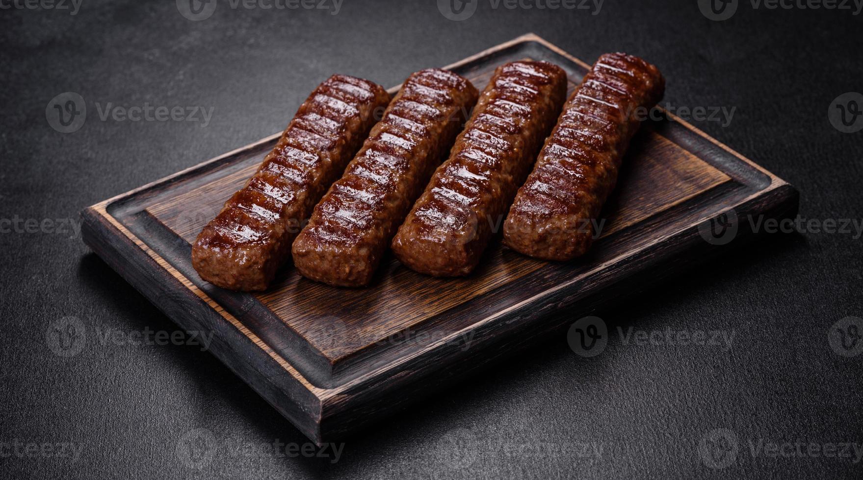 kebab a la parrilla con especias y hierbas sobre un fondo de hormigón oscuro foto