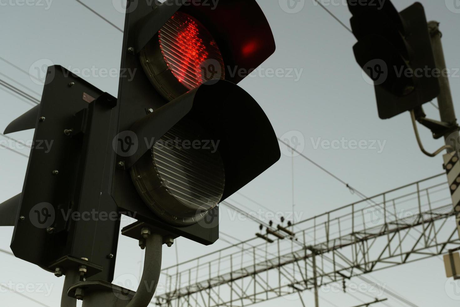 semáforo rojo de una luz de ferrocarril sobre un fondo de cielo azul foto