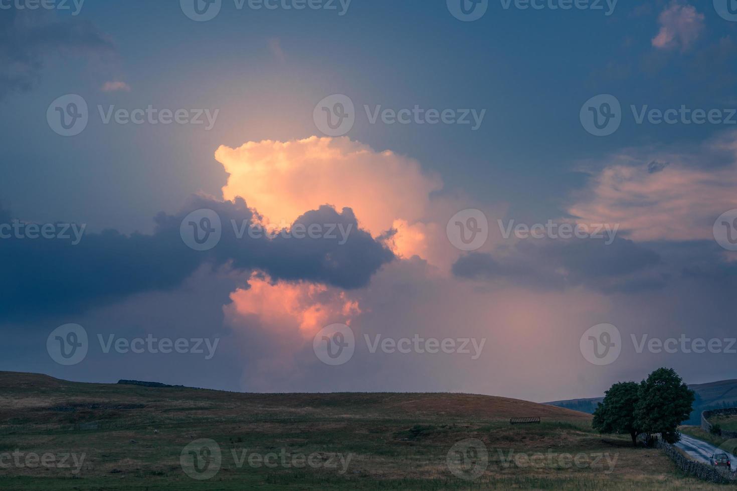 cielo al atardecer en el parque nacional yorkshire dales cerca de malham foto