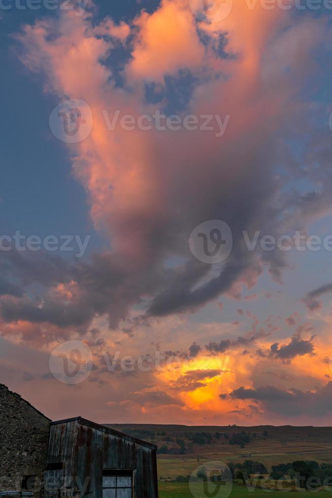 cielo al atardecer en el parque nacional yorkshire dales cerca de malham foto