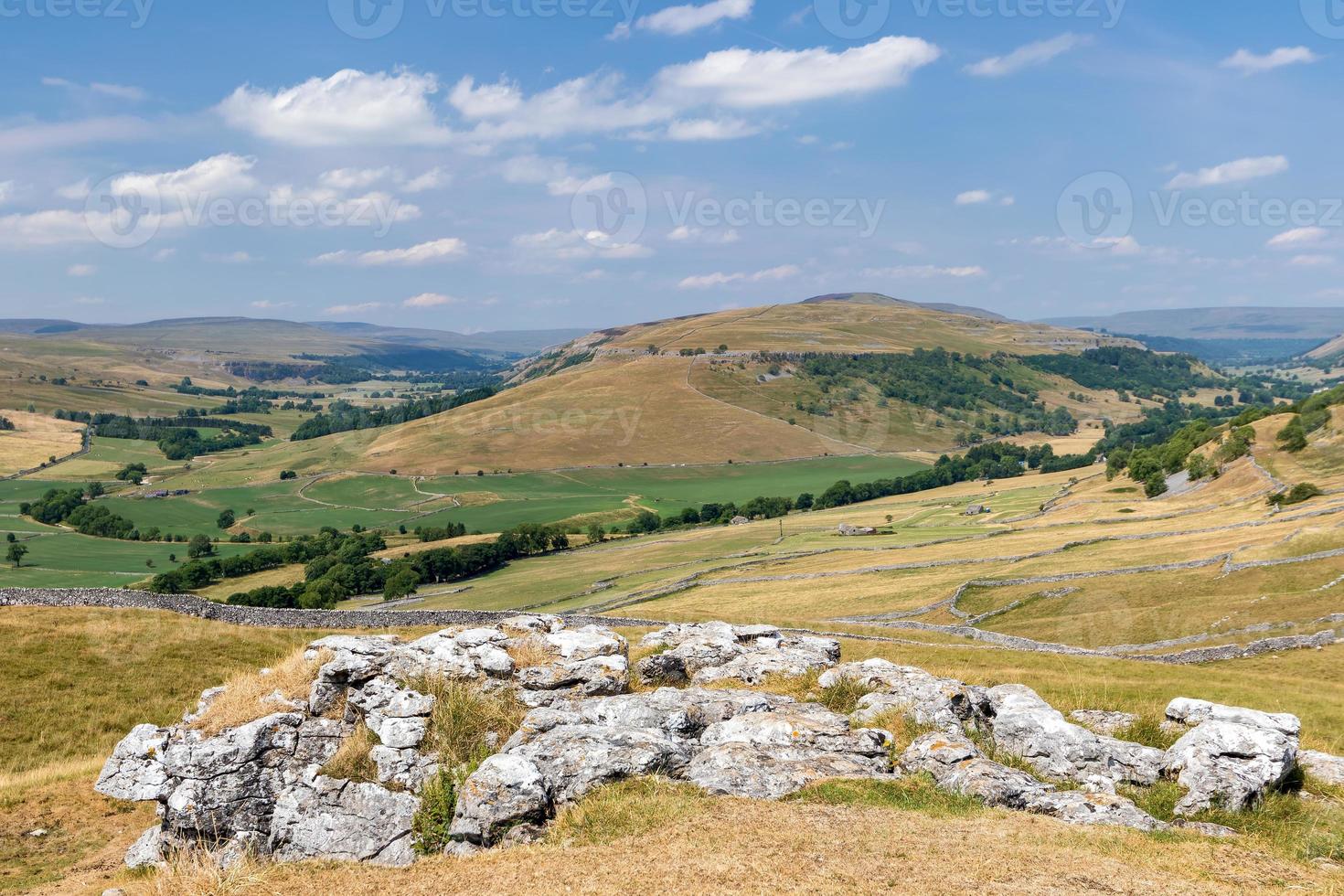 vista de la montaña conistone pie en el parque nacional de los valles de yorkshire foto