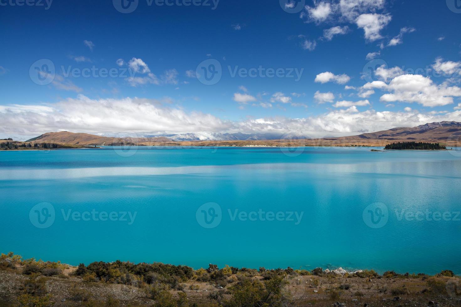 vista panorámica del colorido lago tekapo en nueva zelanda foto