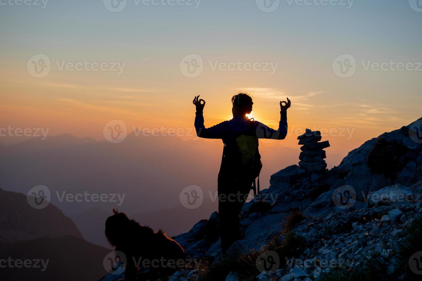 chica yendo a las montañas foto