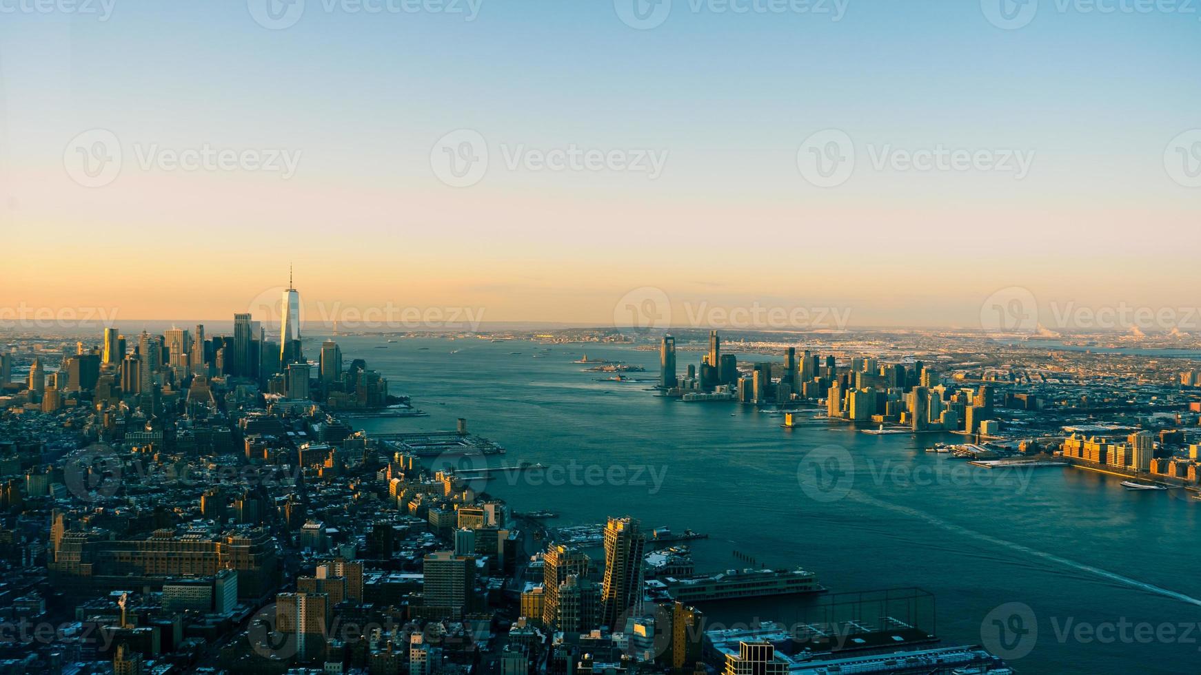 el horizonte de manhattan junto con la vista del río visto desde la distancia foto