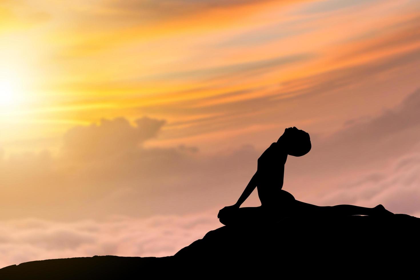 silueta de mujer joven con sendero recortado practicando yoga ejercicio relajante al atardecer foto