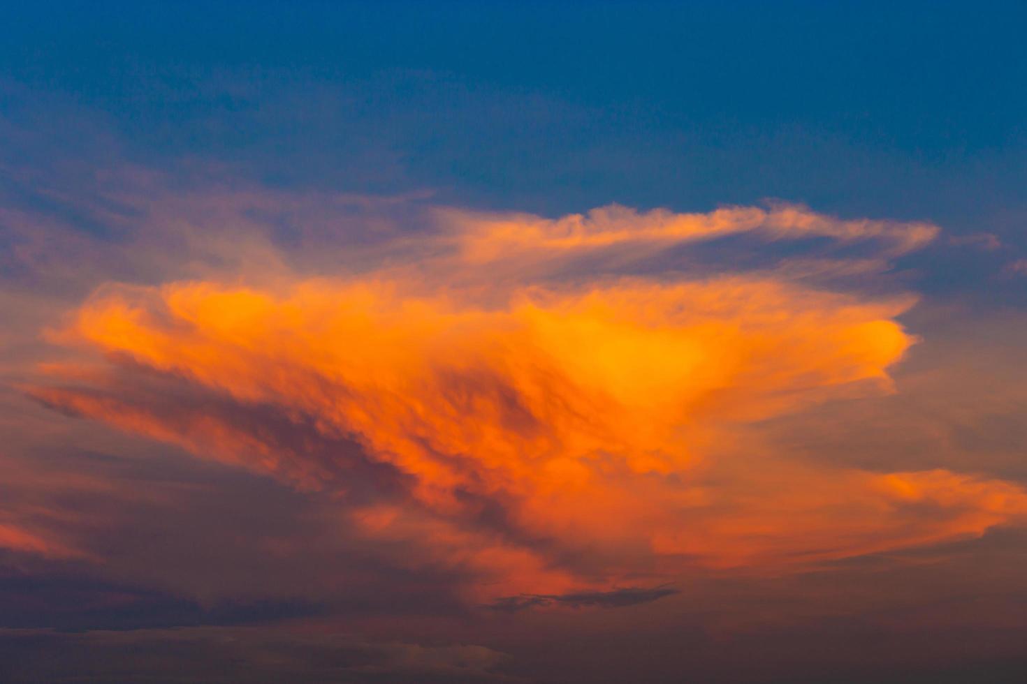 hermoso cielo nublado grande tiempo de la tarde para el concepto de fondo foto