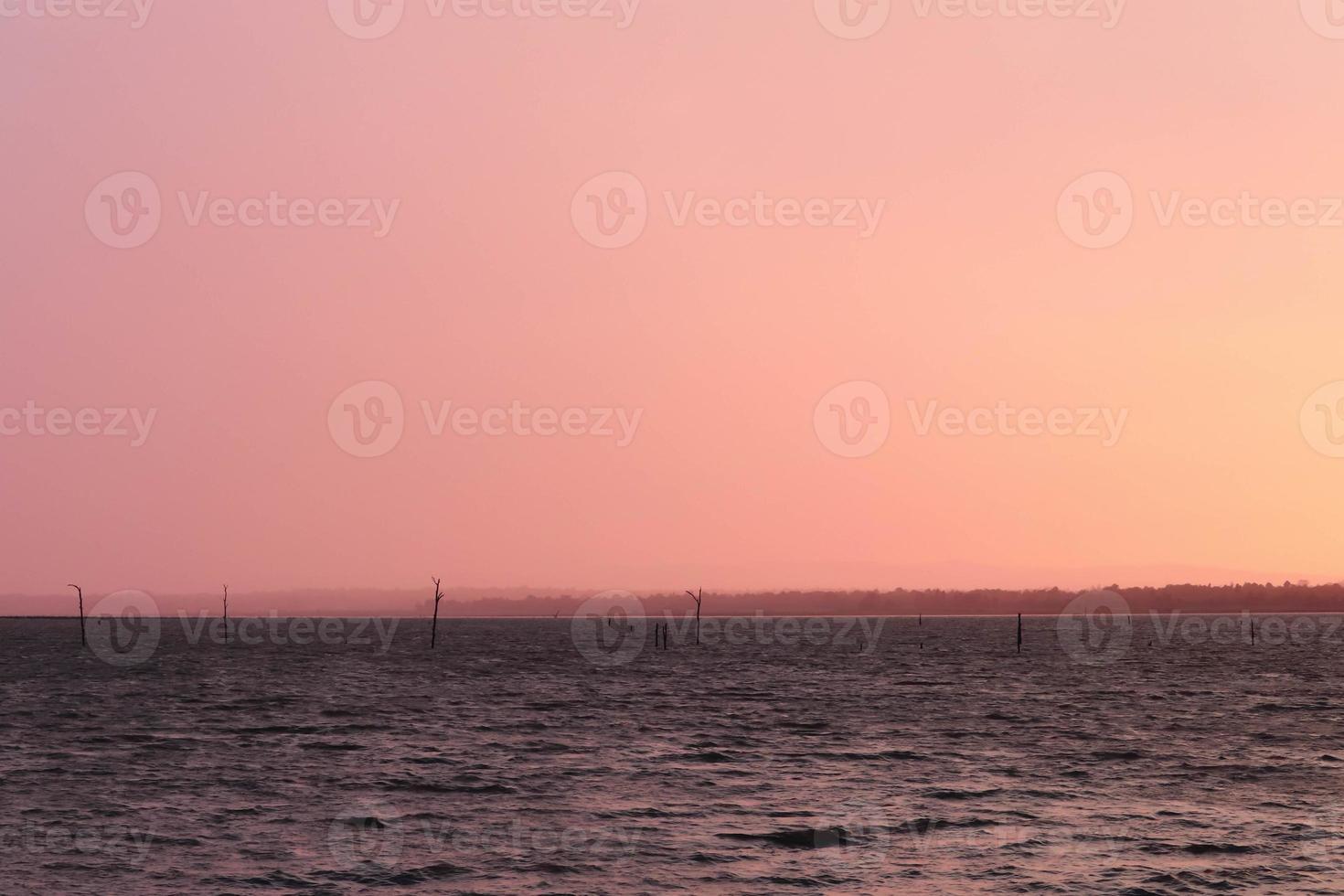 paisaje del lago con colorido atardecer foto