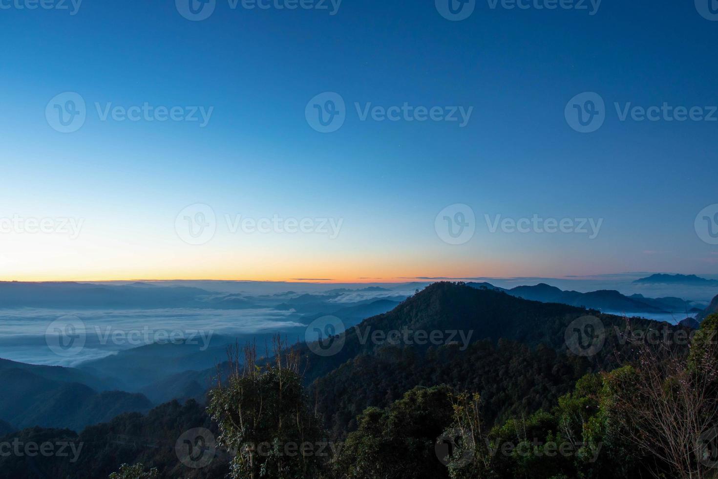 vista aérea de las montañas nubladas al amanecer foto