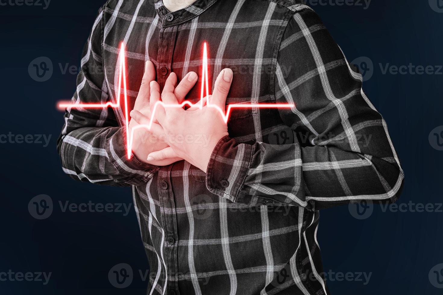 un hombre adulto usa su mano para sostener su pecho. después de tener un síntoma de ataque al corazón. foto