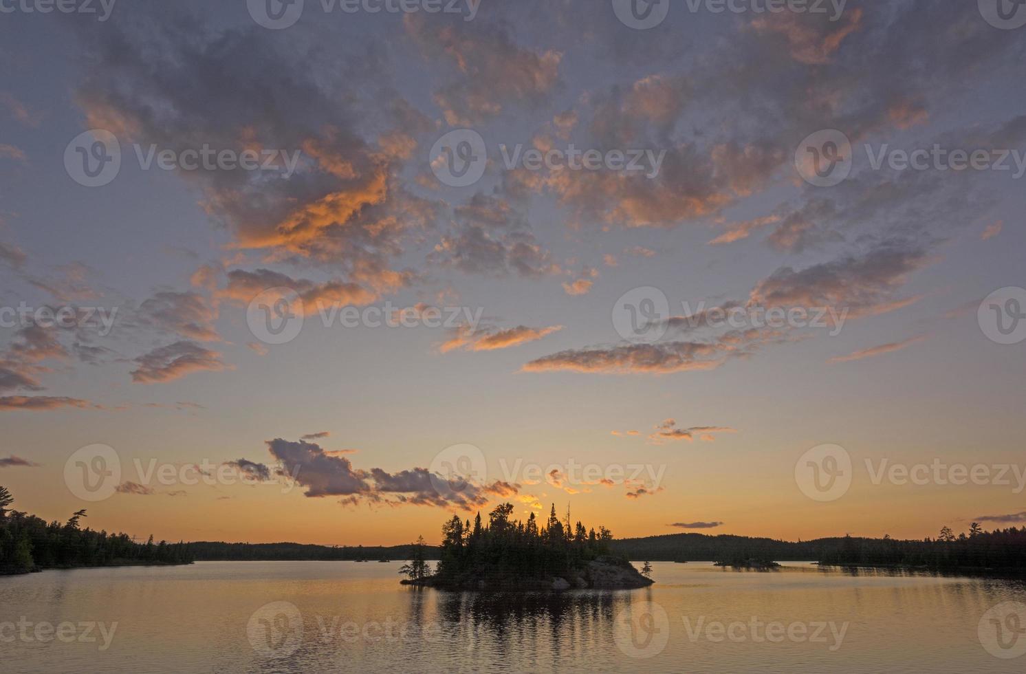 puesta de sol en los bosques del norte foto