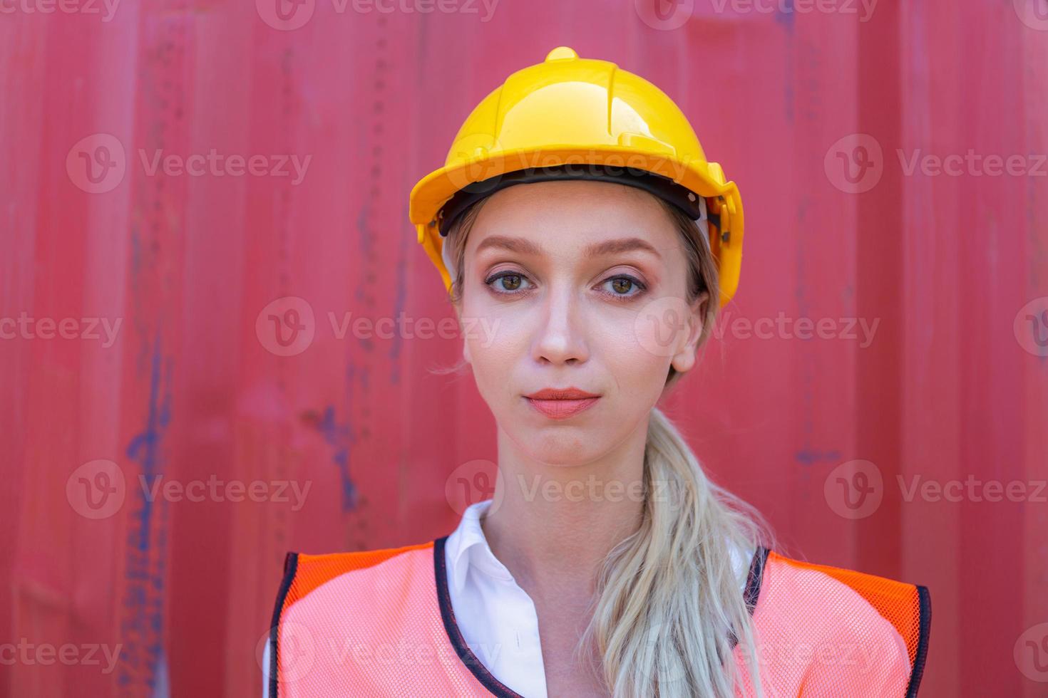 alegre trabajadora de fábrica con sombrero duro sonriendo y mirando a la cámara, felicidad ingenieras por concepto foto