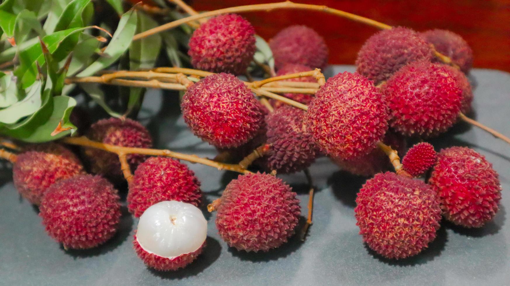 El lichi amphawa tiene una piel y pulpa espinosas y apretadas, se puede comer crudo o cocido. foto