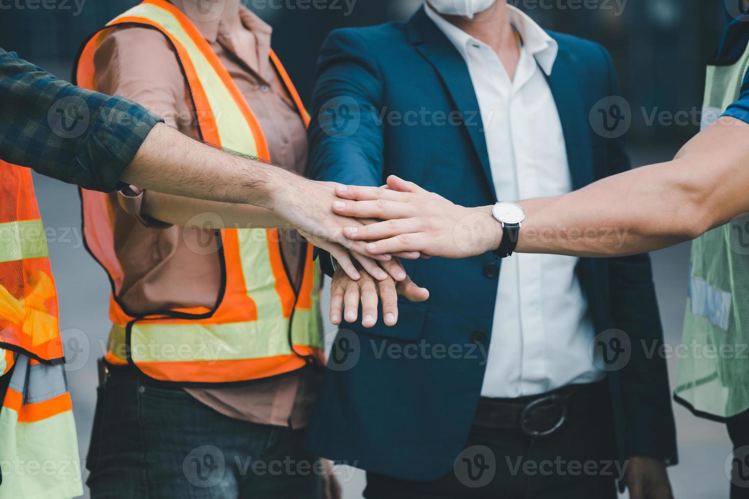 concepto de trabajo en equipo de éxito, ingeniero de personas de negocios y equipo de trabajadores uniéndose. foto