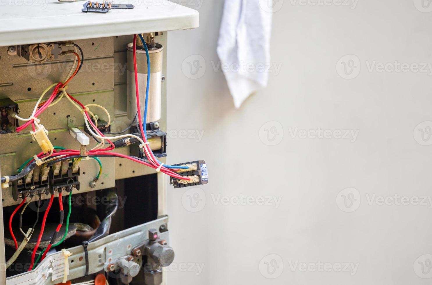 Air Conditioning Repair, repairman open case cover air conditioner