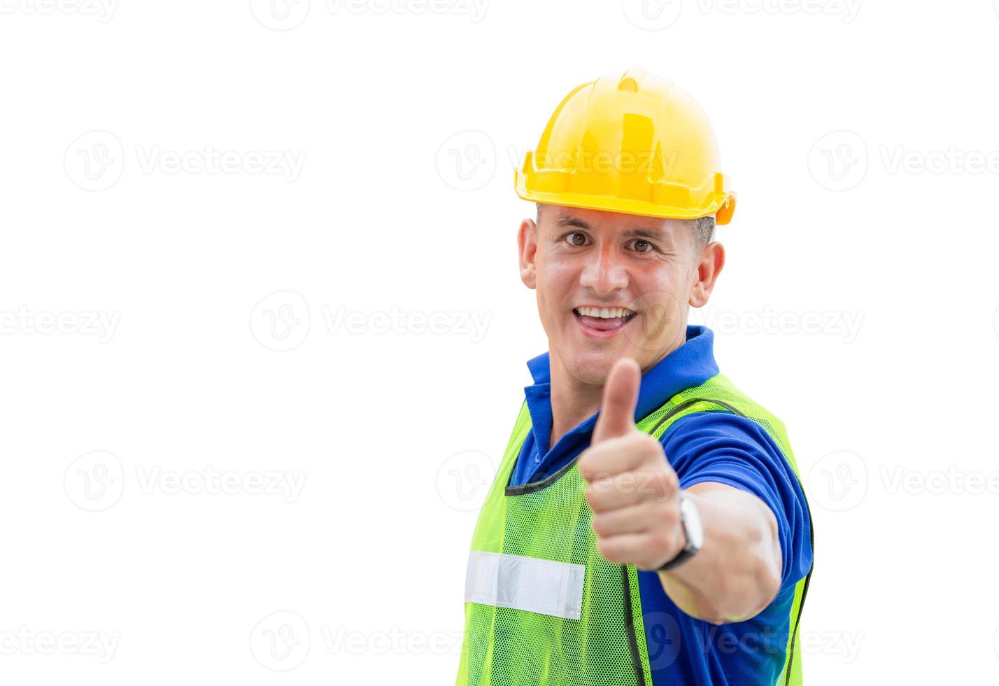 hombre trabajador con casco y chaleco de seguridad con trayectoria recortada sobre fondo blanco, trabajador de fábrica sonriendo con los pulgares hacia arriba foto