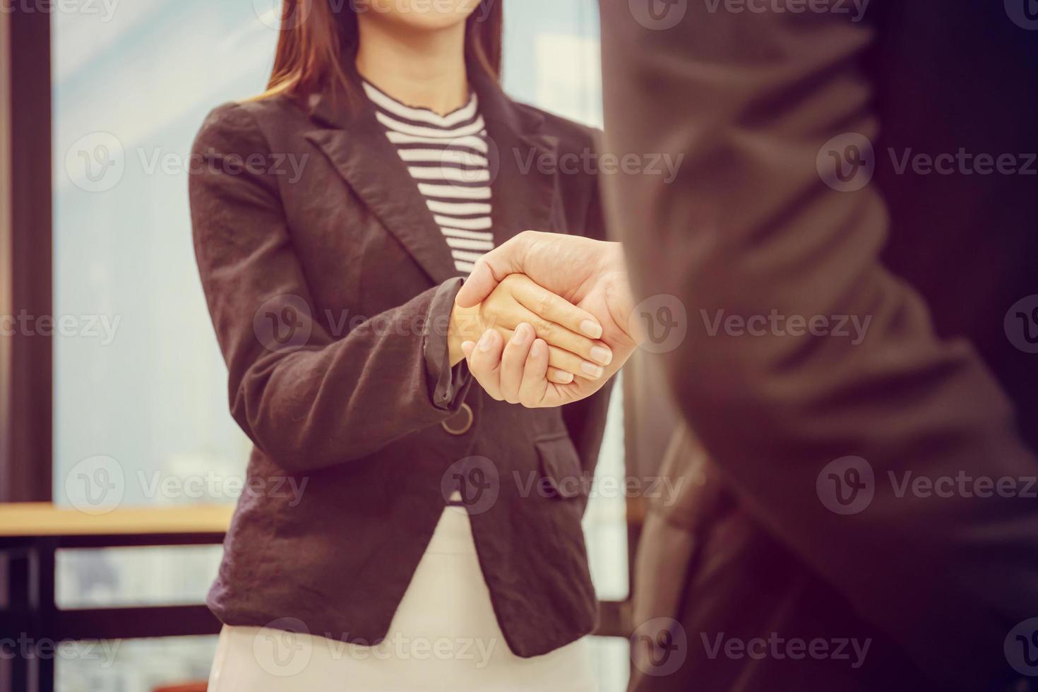 concepto de equipo de éxito y felicidad, apretón de manos de hombre de negocios que termina una reunión foto