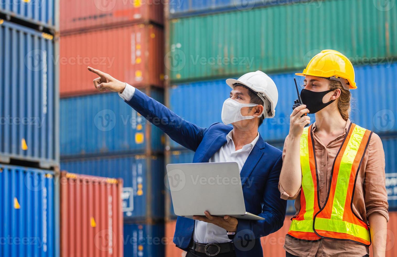 equipo de ingenieros y trabajadores revisando la caja de contenedores del concepto de carga, logística y trabajo en equipo foto