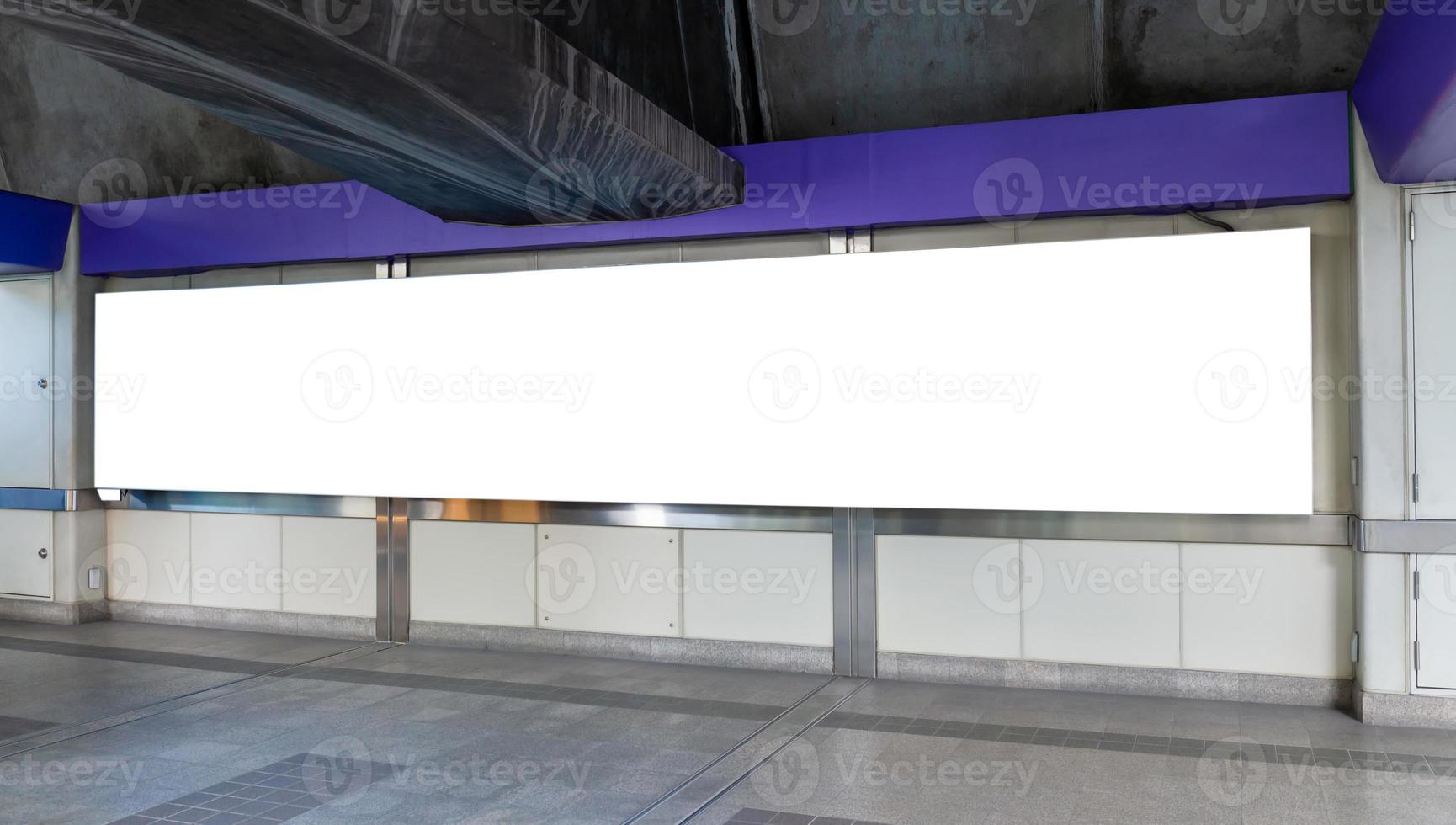 imagen de maqueta de carteles de pantalla blanca de cartelera en blanco y led en la estación de metro para publicidad foto