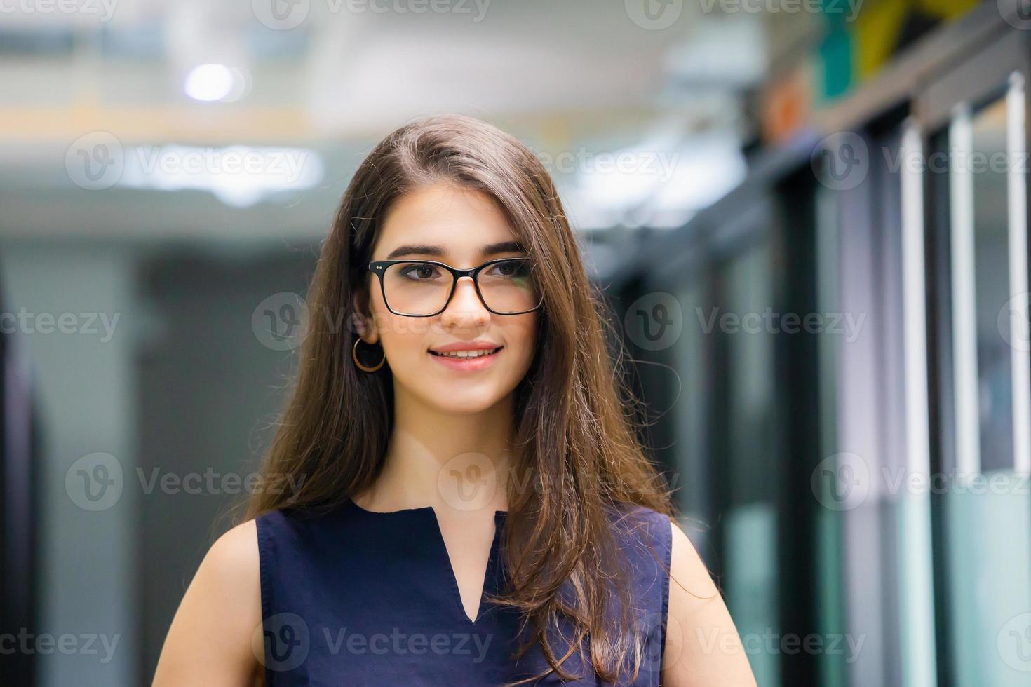 retrato de una exitosa mujer de negocios alegre y sonriente en el cargo foto