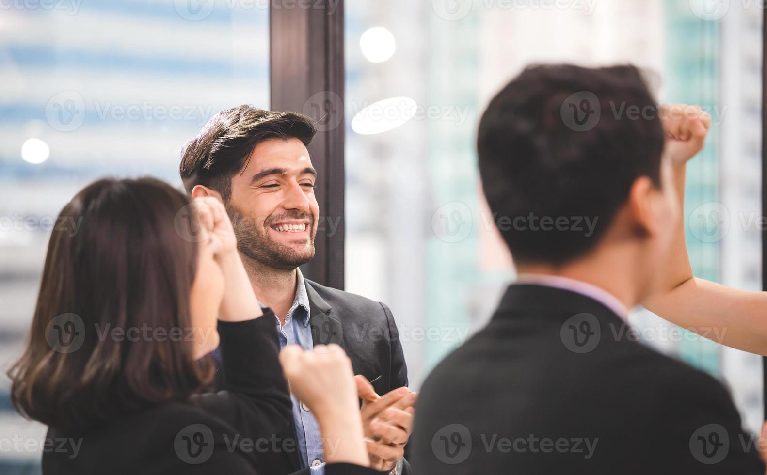 gente de negocios feliz celebrando el éxito en la empresa, exitoso equipo joven de negocios logrando objetivos foto