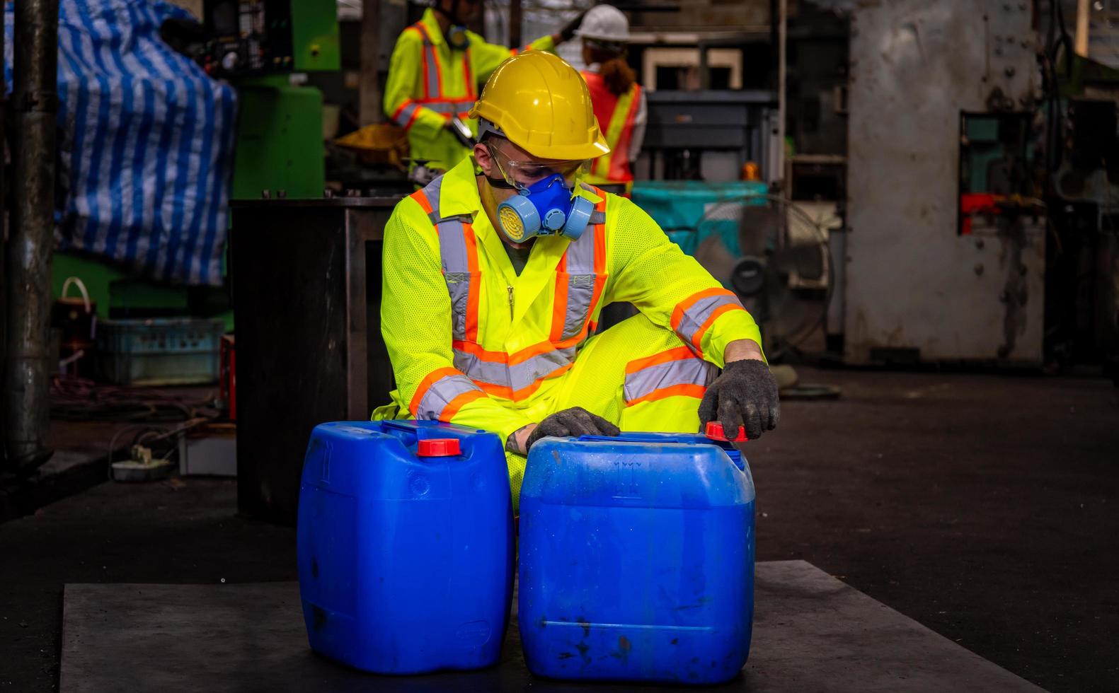 la industria del ingeniero con uniforme de seguridad, guantes negros, máscara de gas se siente sofocada cuando se revisa el tanque químico en el trabajo de la fábrica de la industria. foto