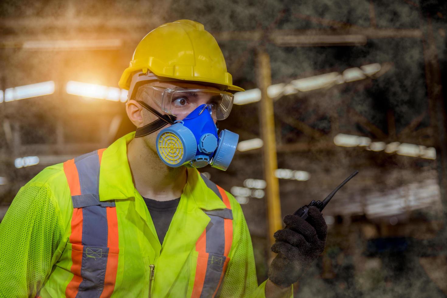 la industria del ingeniero con uniforme de seguridad, guantes negros, máscara de gas se siente sofocada cuando se revisa el tanque químico en el trabajo de la fábrica de la industria. foto