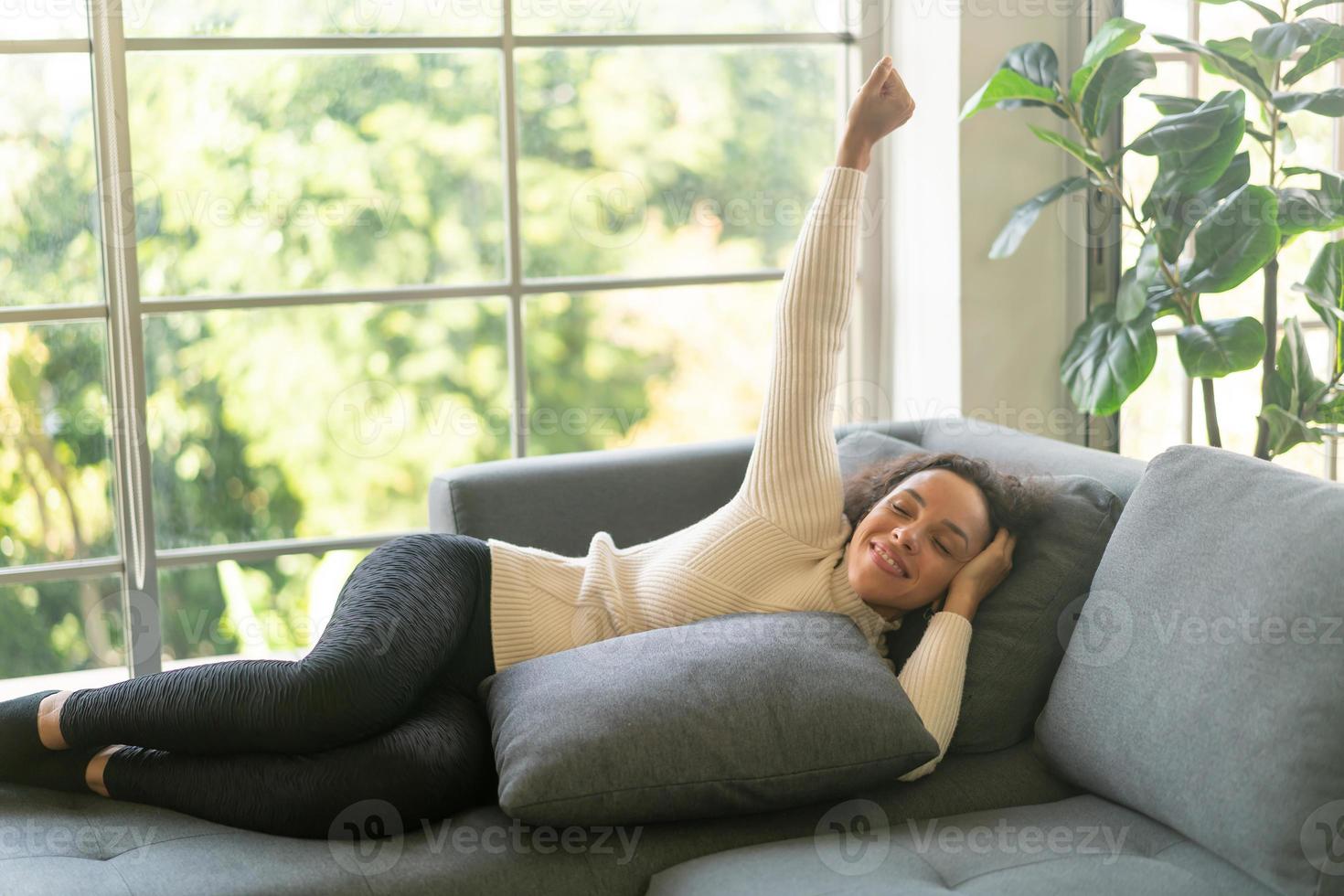 mujer latina durmiendo en el sofá foto