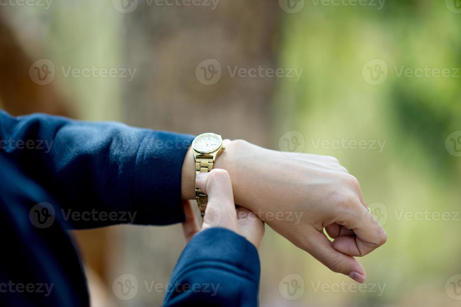 manos y relojes de pulsera concepto de vista de tiempo desgastado con espacio de copia foto