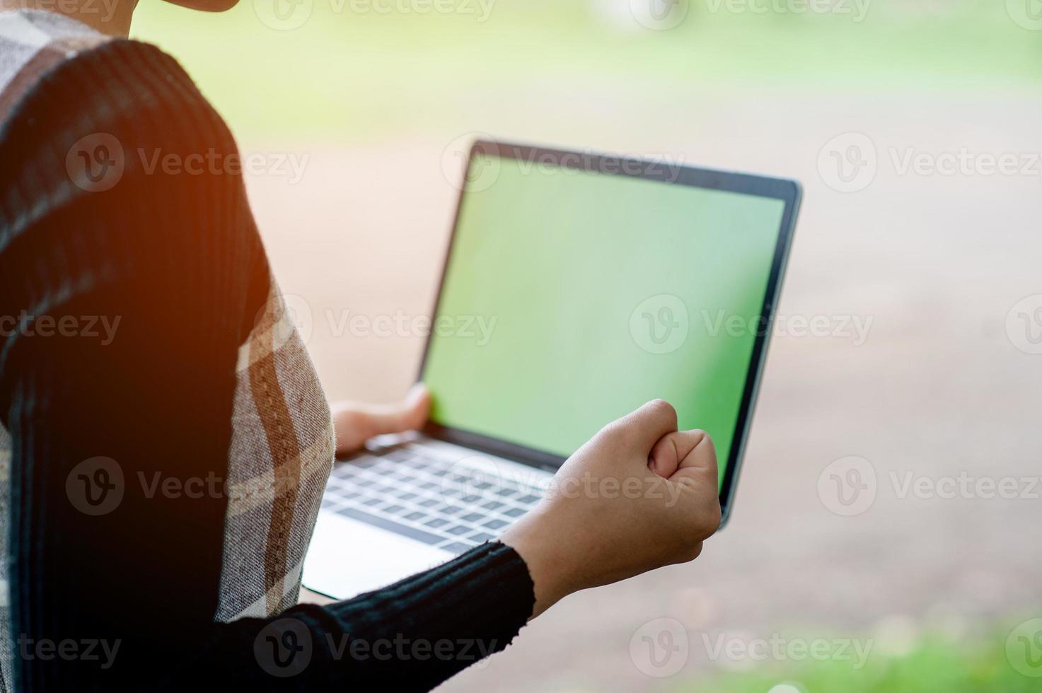 mano y computadora actividades comerciales en línea de personas de negocios concepto de negocio y tecnología foto