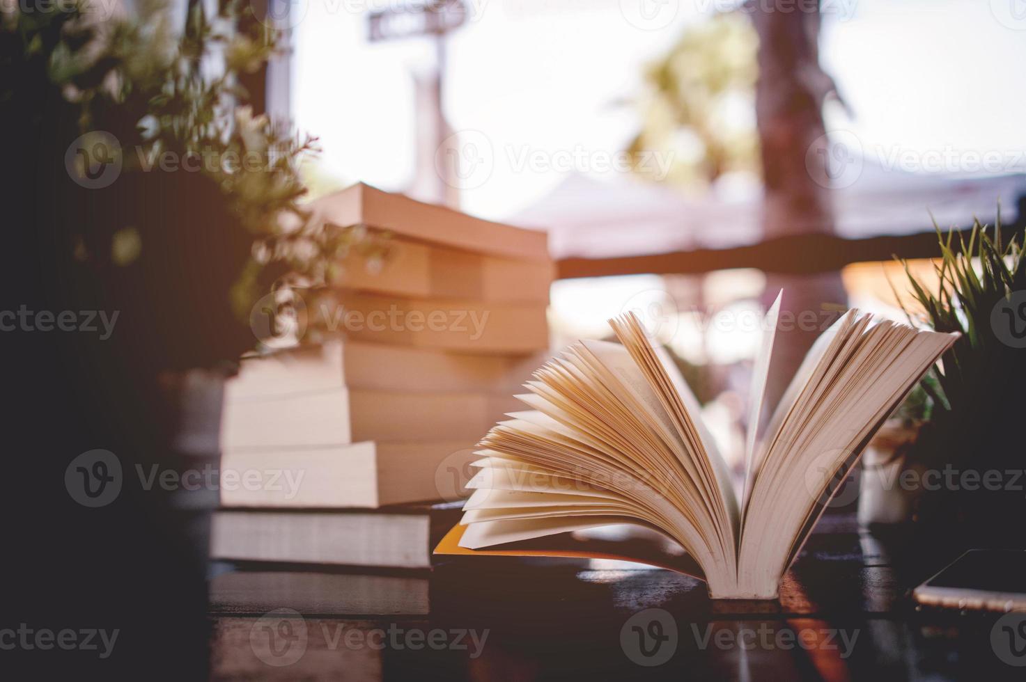 mano y libro de mujeres jóvenes está leyendo libros para la educación concepto de educación foto