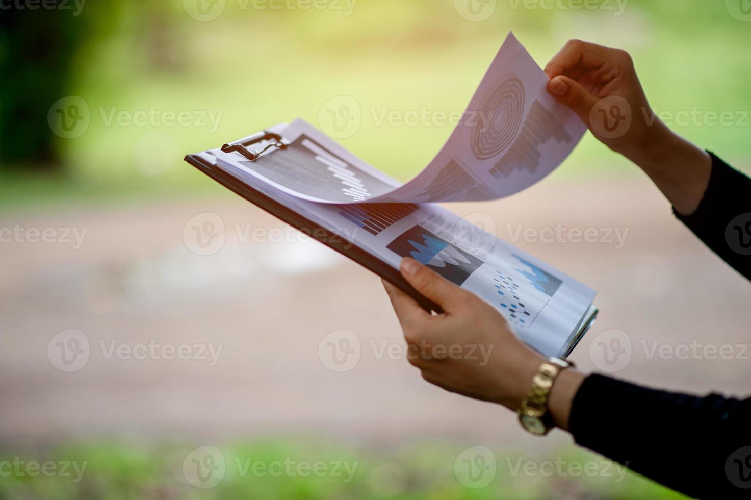 gráfico de mano y negocios de empresarios exitosos en el concepto de negocio de negocios en línea foto