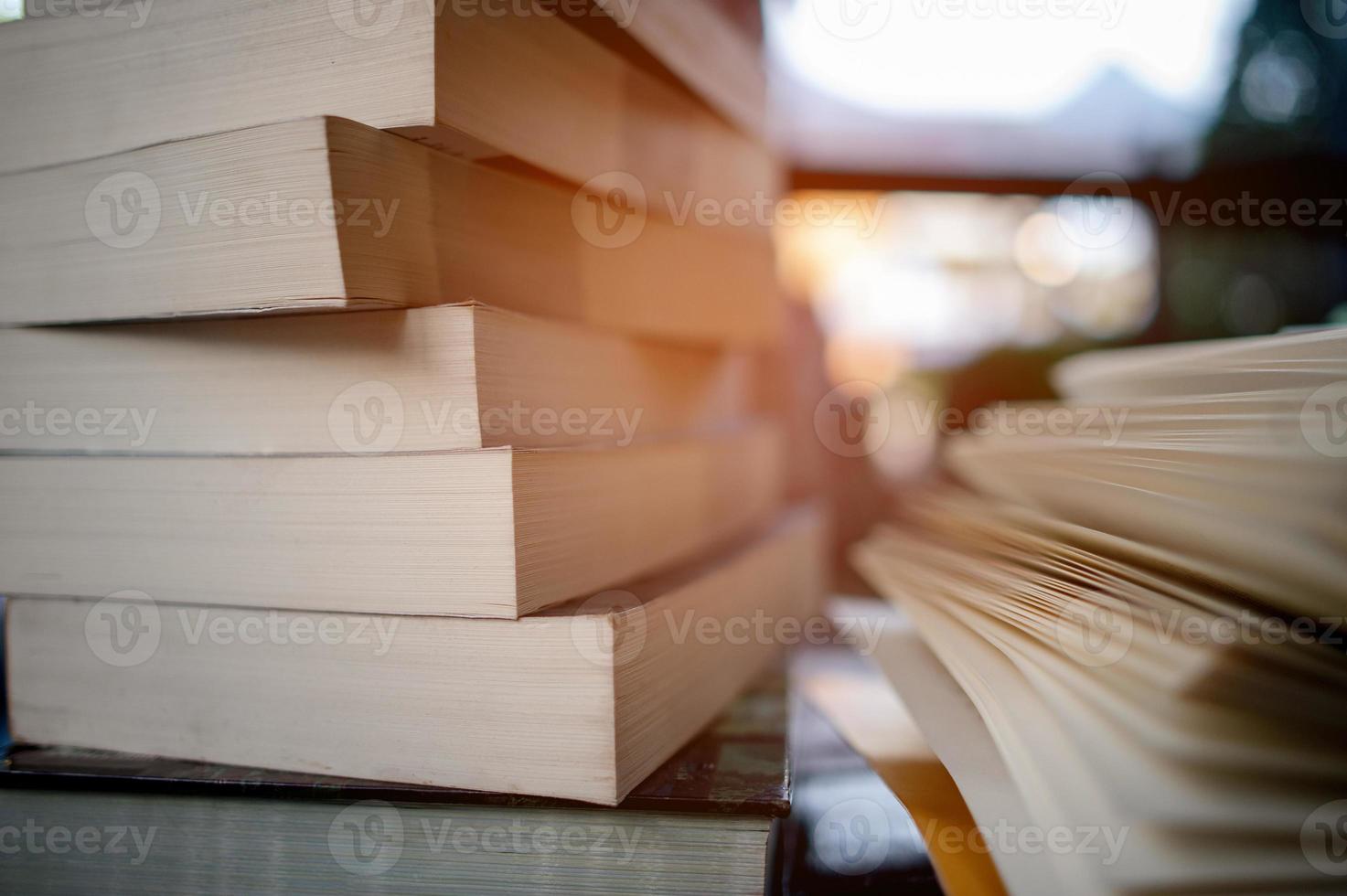 libro colocado en el escritorio muchos libros, hermosos colores para estudiar, conocimiento, educación - imágenes foto