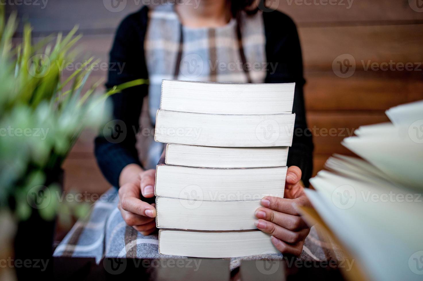 mano y libro de mujeres jóvenes está leyendo libros para la educación concepto de educación foto