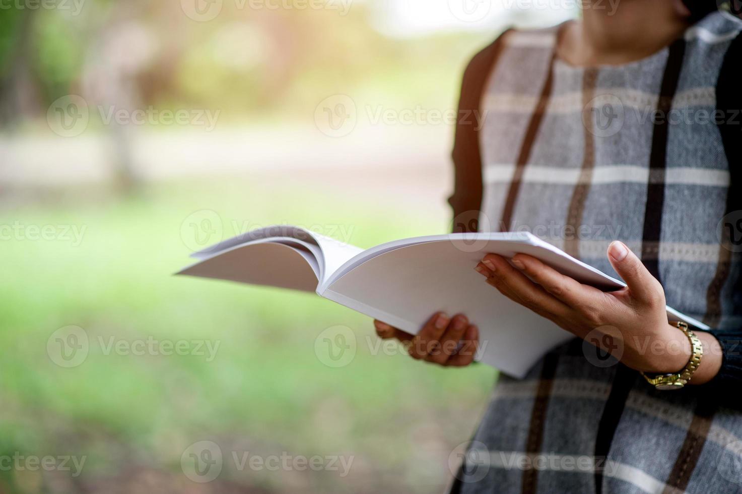 mano y libro de mujeres jóvenes está leyendo libros para la educación concepto de educación foto