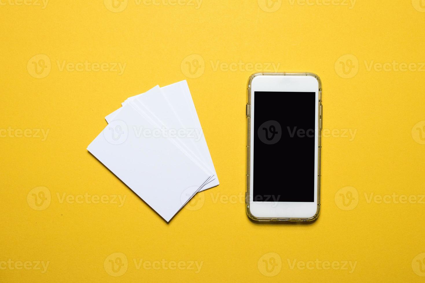teléfonos, dispositivos de comunicación colocados en un concepto de tecnología de fondo amarillo con espacio de copia foto