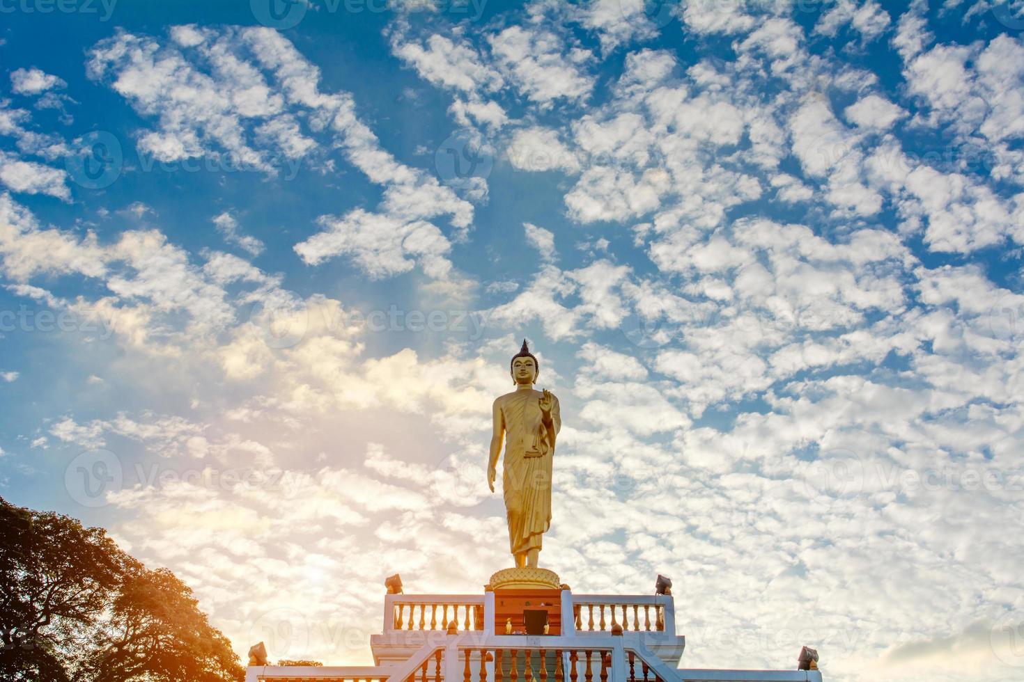 imagen de Buda de pie y el cielo azul, conceptos religiosos foto