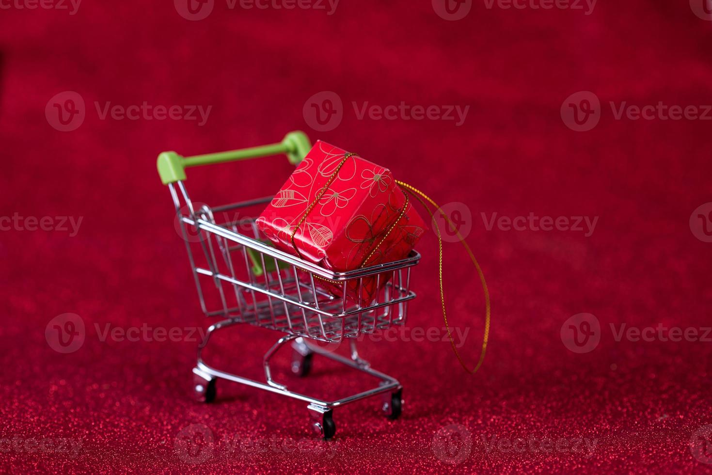 fondo rojo y carrito de compras concepto de compras y comercio foto