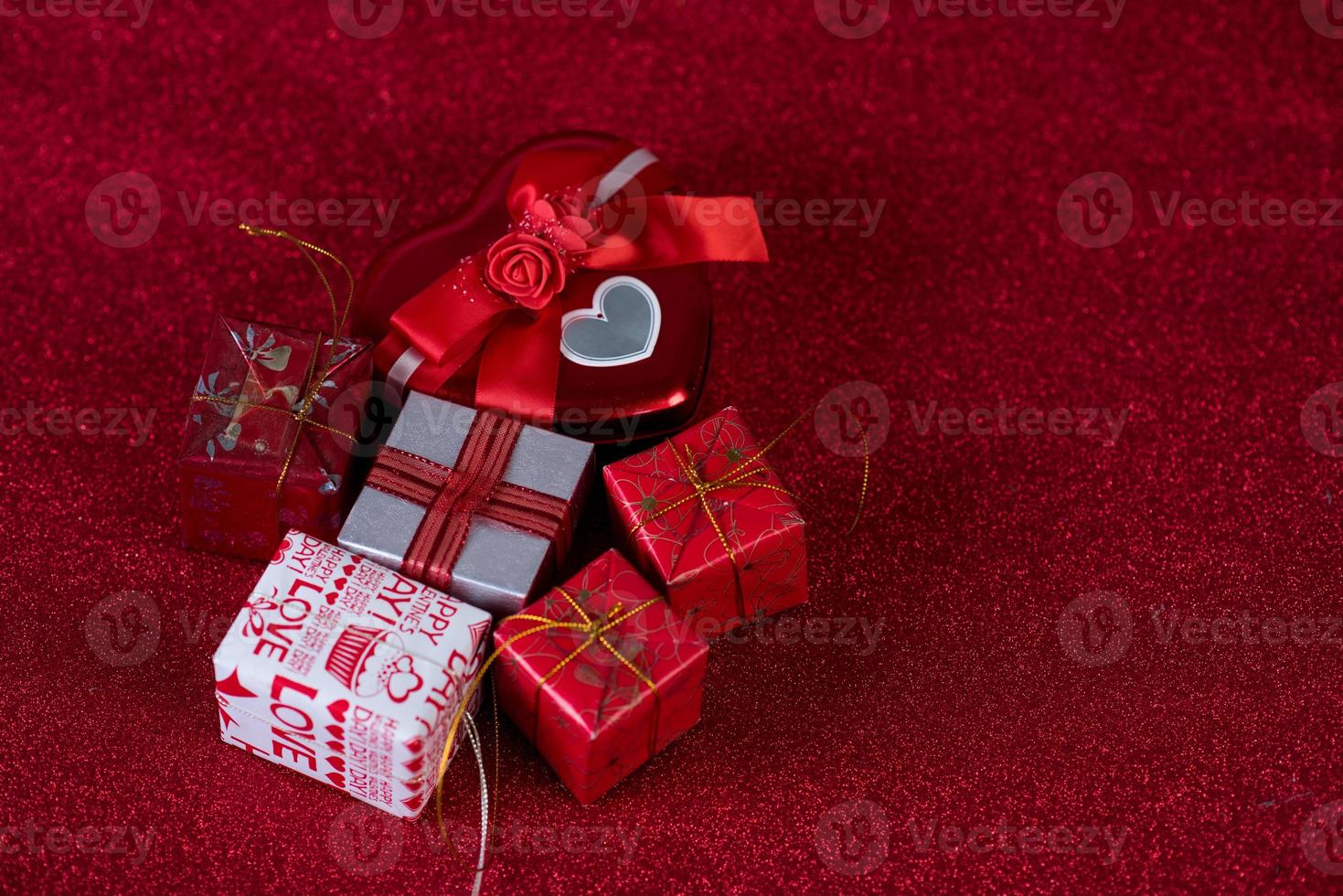 Red background image and gift box Valentine's Day concept photo