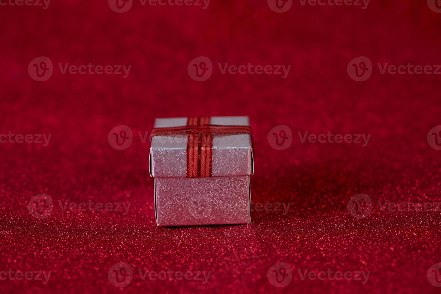 Red background image and gift box Valentine's Day concept photo