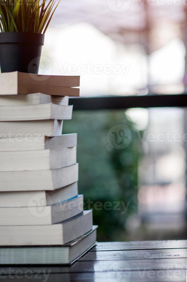 libro colocado en el escritorio muchos libros, hermosos colores para estudiar, conocimiento, educación - imágenes foto