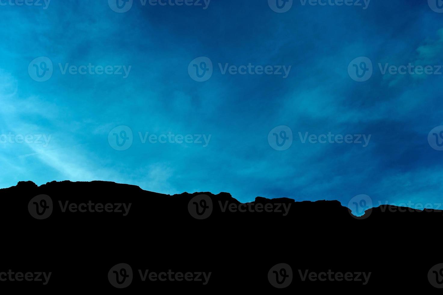 The silhouette of the mountain, team leadership, teamwork and teamwork and delight in the silhouette concept photo