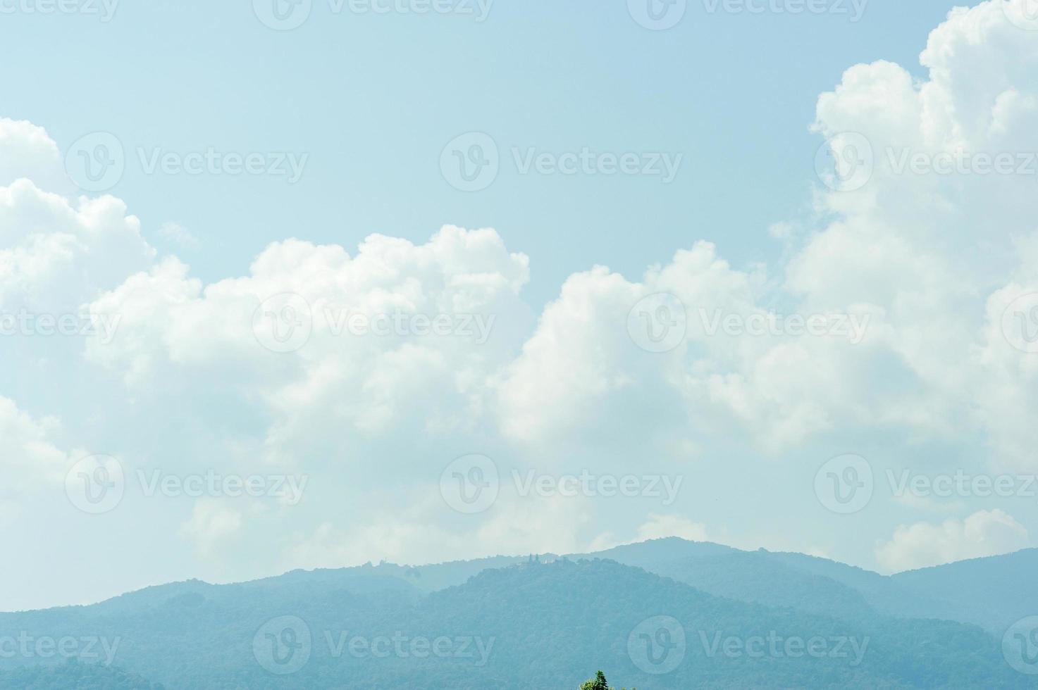 exuberantes montañas verdes en las llanuras de invierno, concepto de turismo de montaña con espacio para copiar. foto