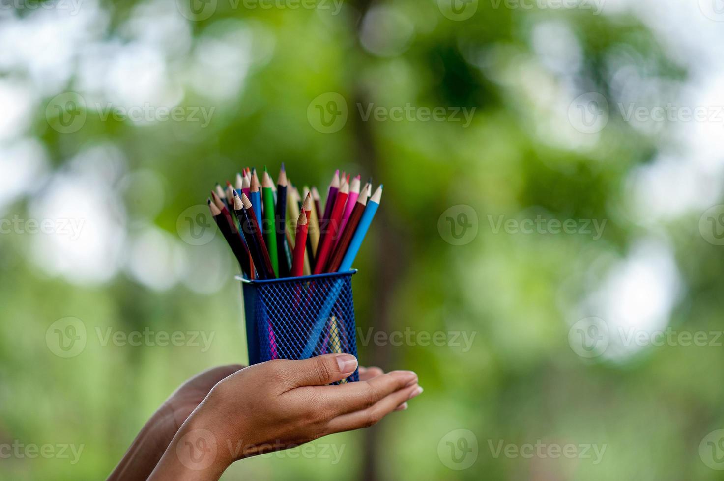 imágenes de mano y lápiz, concepto de educación de color de fondo verde con espacio de copia foto