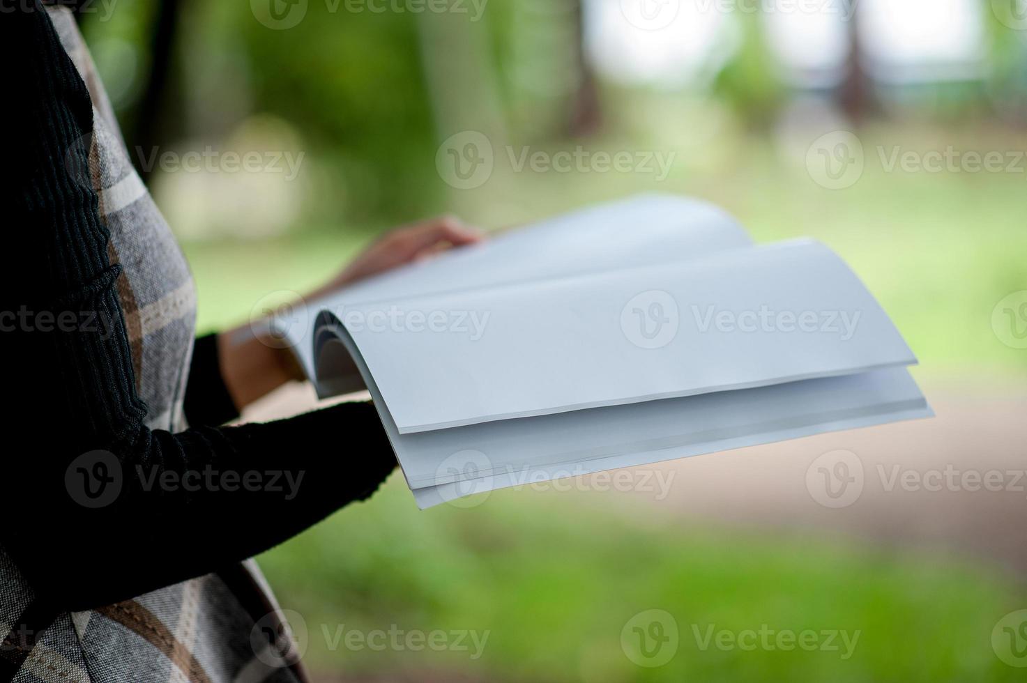 mano y libro de mujeres jóvenes está leyendo libros para la educación concepto de educación foto