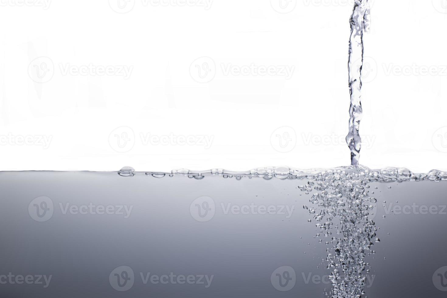 superficie de flujo de agua con burbujas de aire aislado fondo blanco. foto