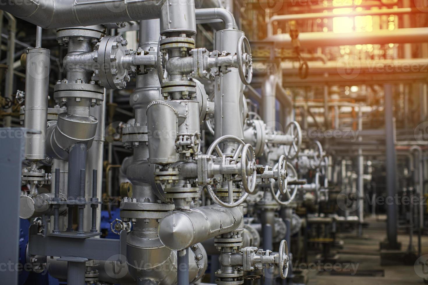 Válvulas de gas y petróleo de tubería en la válvula de seguridad de presión de la planta de gas selectiva foto