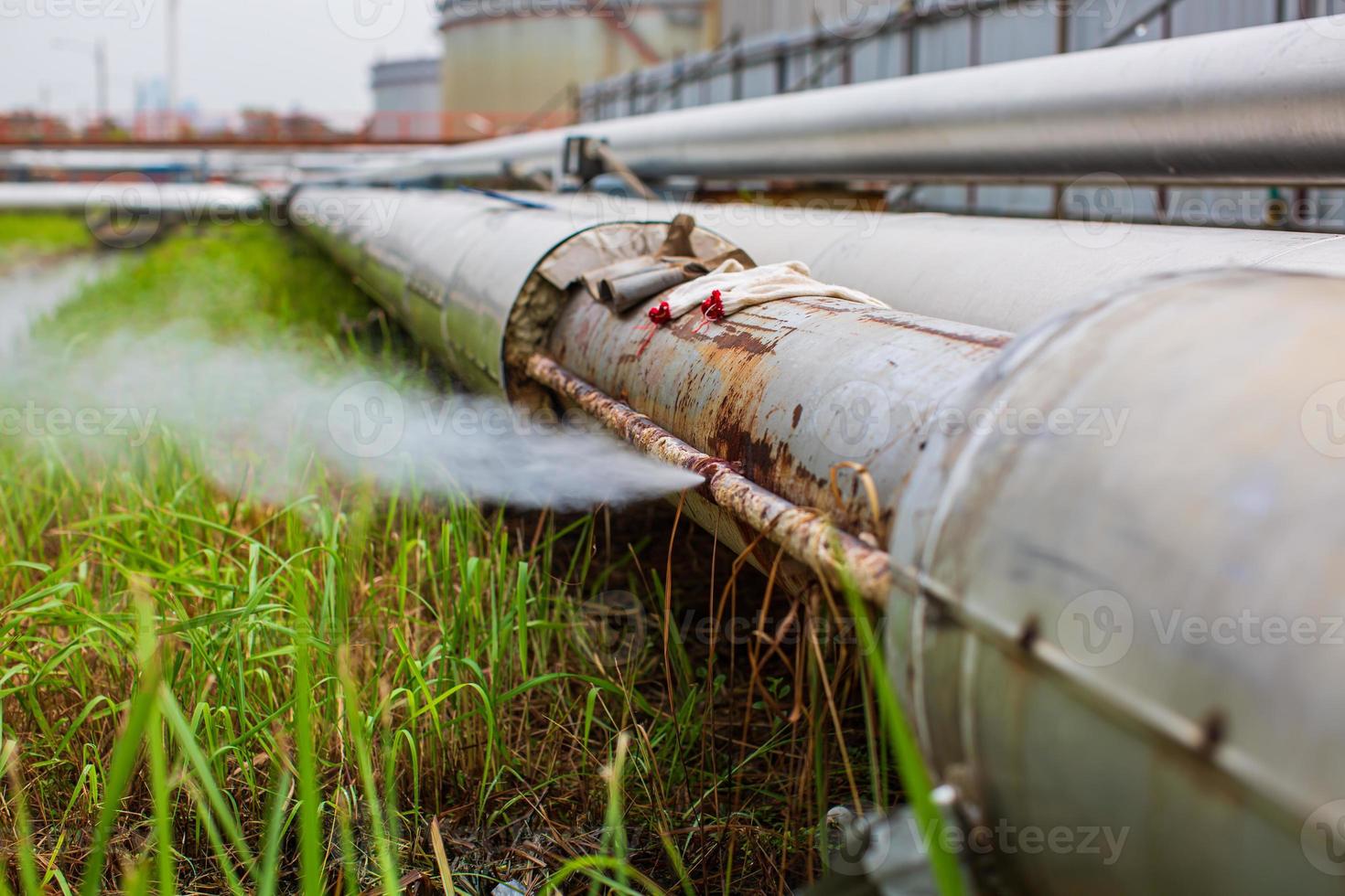 Corrosión oxidada a través del tubo del zócalo tubería de fuga de gas de vapor foto