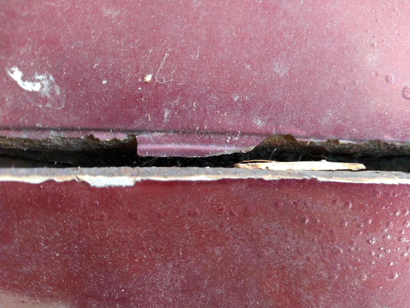 primer plano de una placa de acero oxidada que se ha corroído hasta que se daña. foto