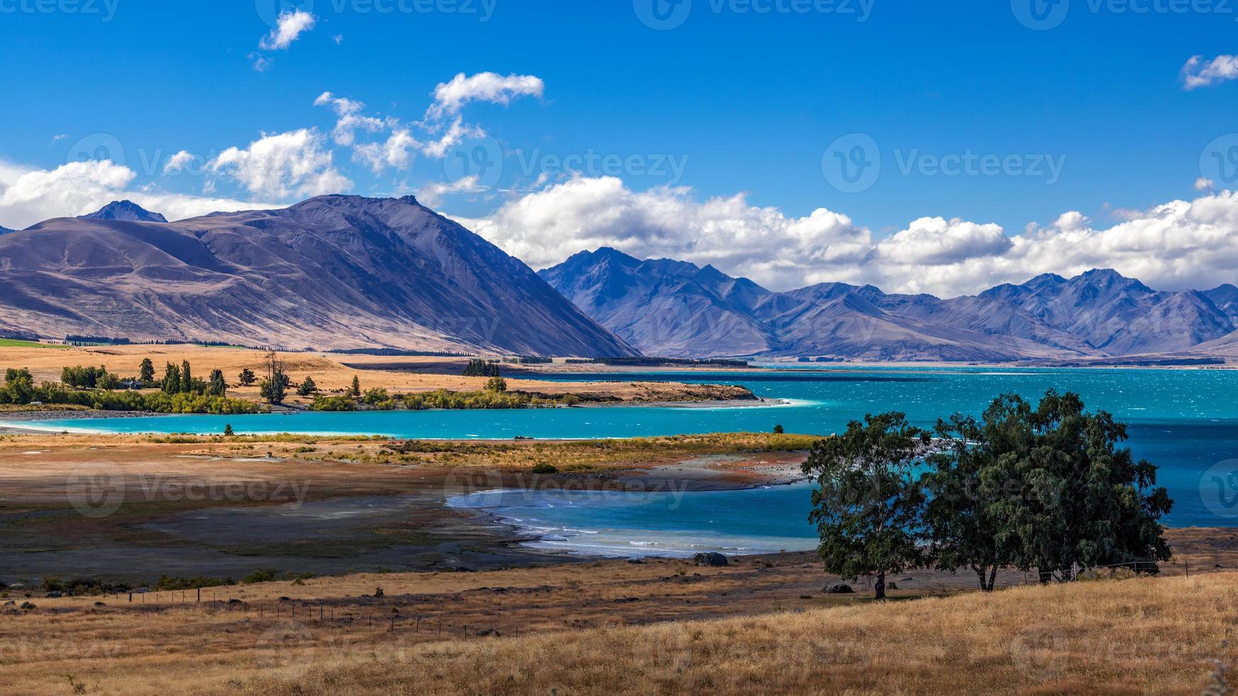 vista lejana del lago tekapo en un día de verano foto