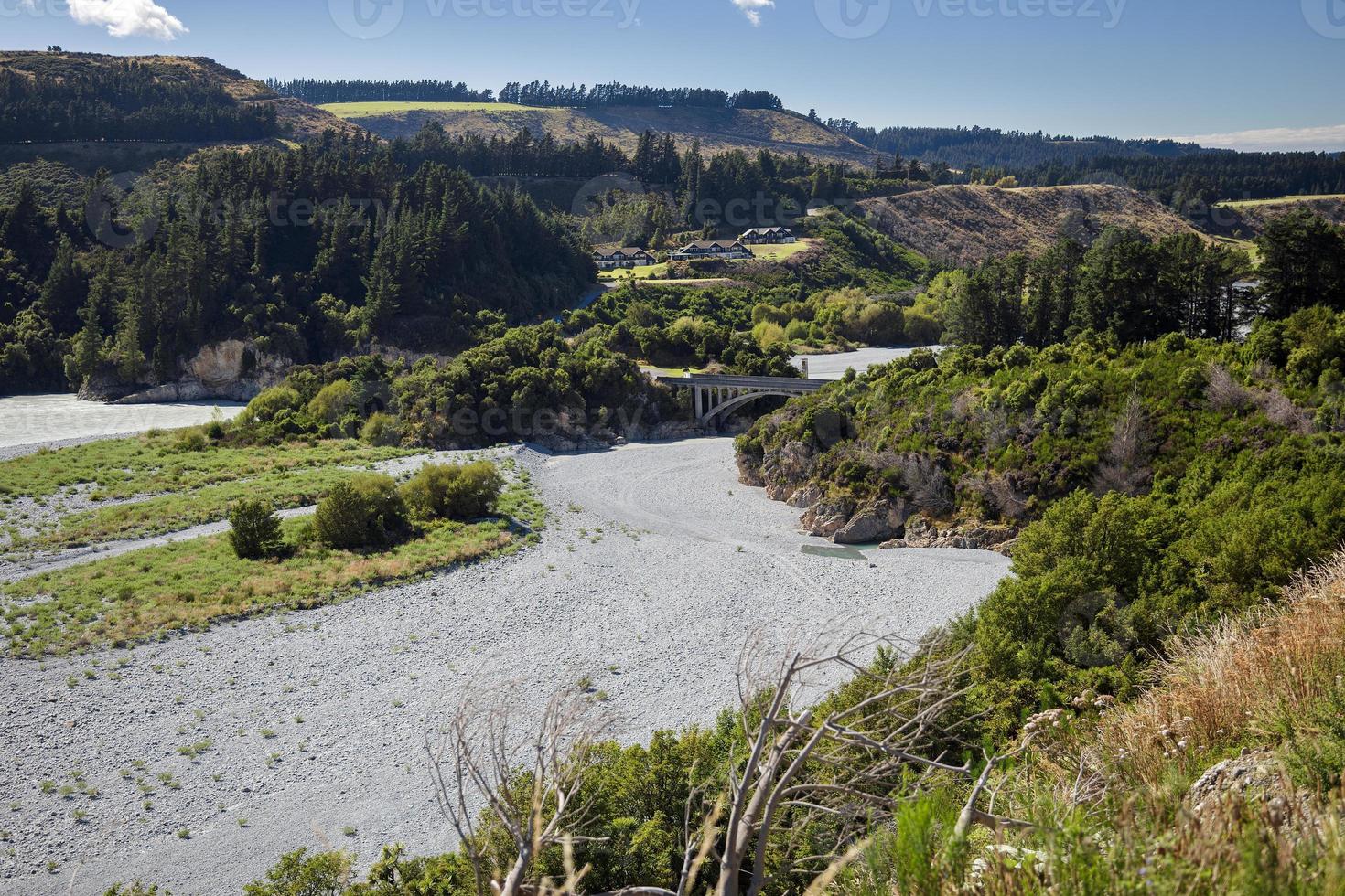 vista del lecho seco del río rakaia en verano foto